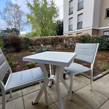 Avec Jardin Et Terrasse Pres De Paris Apartment